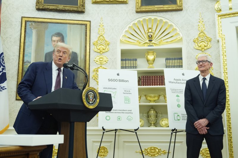 [워싱턴=AP/뉴시스] 도널드 트럼프 미국 대통령이 6일(현지 시간) 미 워싱턴 DC 백악관 오벌 오피스에서 팀 쿡 애플 CEO와 기자회견을 하고 있다. 애플은 이날 국내 사업에 4년간 총 6000억 달러(830조5200억원)를 투자한다고 밝혔다. 2025.08.07.