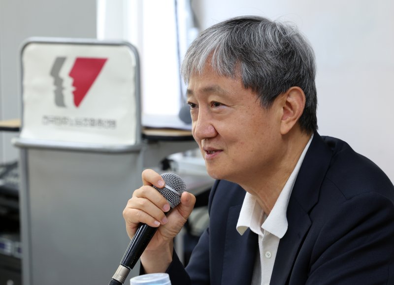 [서울=뉴시스] 최진석 기자 = 이찬진 국정기획위원회 사회1분과장이 8일 서울 중구 정동 민주노총 교육장에서 열린 민주노총·국정기획위원회 정책협의에서 발언하고 있다. 2025.07.08. myjs@newsis.com