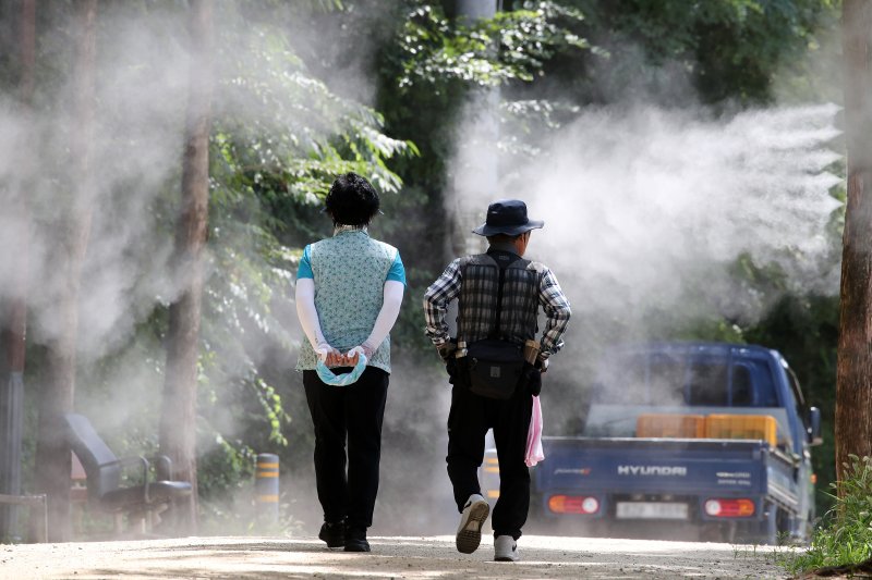 대구 남구 고산골 등산로에 쿨링포그가 가동된 모습. 2025.8.15/뉴스1 ⓒ News1 공정식 기자