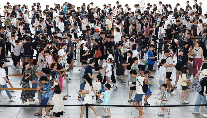 이달 1일 서울 용산구 국립중앙박물관에서 관람객들이 전시를 보기 위해 줄을 선 모습. 2025.8.1/뉴스1 ⓒ News1 김민지 기자