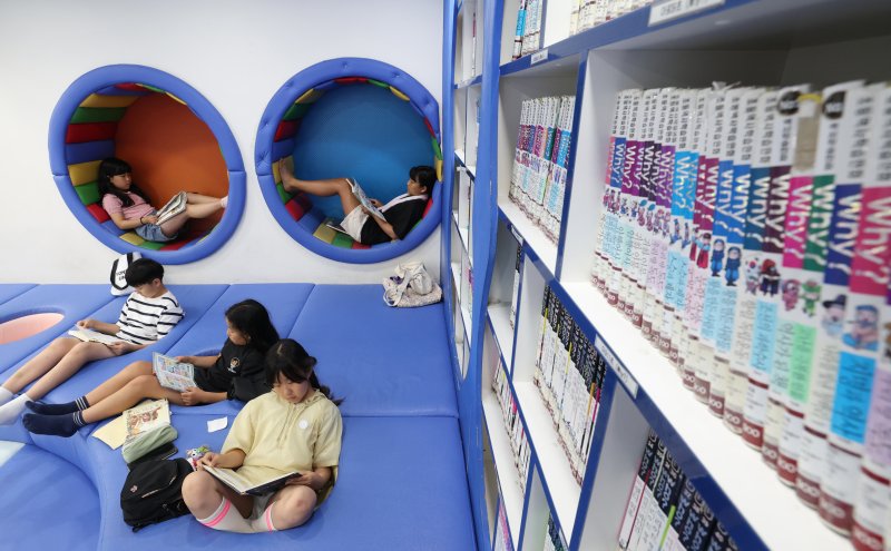 지난 8일 경기 오산시 꿈두레도서관을 찾은 어린이들의 모습. 2025.8.8/뉴스1 ⓒ News1 김영운 기자