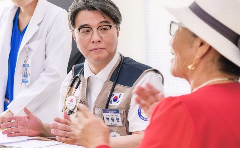 [전주=뉴시스] 진료중인 박용현 의료봉사단장. (사진=전북특별자치도자원봉사센터 제공) 2025.08.16. photo@newsis.com *재판매 및 DB 금지