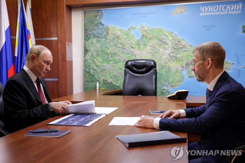 추코트카에서 지역 주지사 만난 푸틴 러시아 대통령 (출처=연합뉴스)