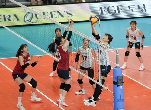 공방 벌이는 한국-일본 여자배구 대표팀 선수들 (출처=연합뉴스)