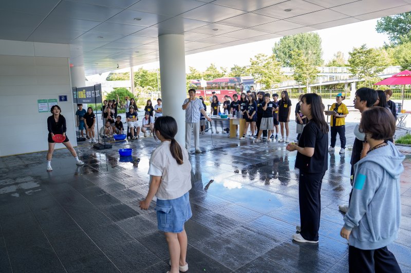 [증평=뉴시스] 충북 증평군이 16일 청소년문화의집에서 바카라사이트 제작 연합활동 '올빼미 워크샵'을 진행하고 있다. (사진= 증평군 제공) 2025.08.16. photo@newsis.com *재판매 및 DB 금지