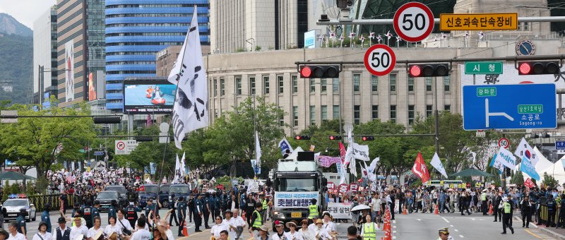 광복절 연휴 둘째 날인 16일 진보와 보수 단체들이 각각 도심 한복판에서 태극기를 앞세워 광복 80주년을 기념하는 대규모 집회를 벌였다. 뉴스1