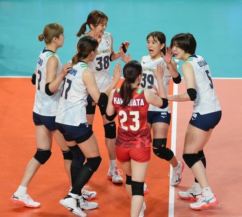 득점 후 기뻐하는 일본 여자배구 대표팀 선수들 (출처=연합뉴스)