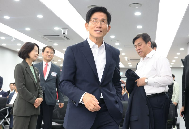 바카라 토토 사이트 국민의힘 당대표 후보가 15일 오후 서울 여의도 중앙당사에서 열린 2025원외당원협의회 운영위원장 협의회 출범식에서 발언을 위해 단상으로 향하고 있다. 2025.8.15/바카라 토토 사이트1 ⓒ News1 이광호 기자