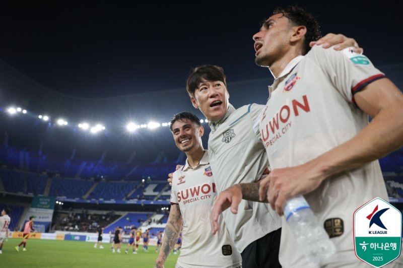 수원FC 김은중 바카라사이트 주사위(가운데)과 윌리안(왼쪽) (한국프로축구연맹 제공)