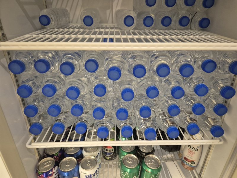 16일 점심시간 강원 강릉 임당동의 한 식당 냉장고에 손님상에 나갈 생수가 가득 채워져 있다. 2025.8.16/뉴스1 윤왕근 기자