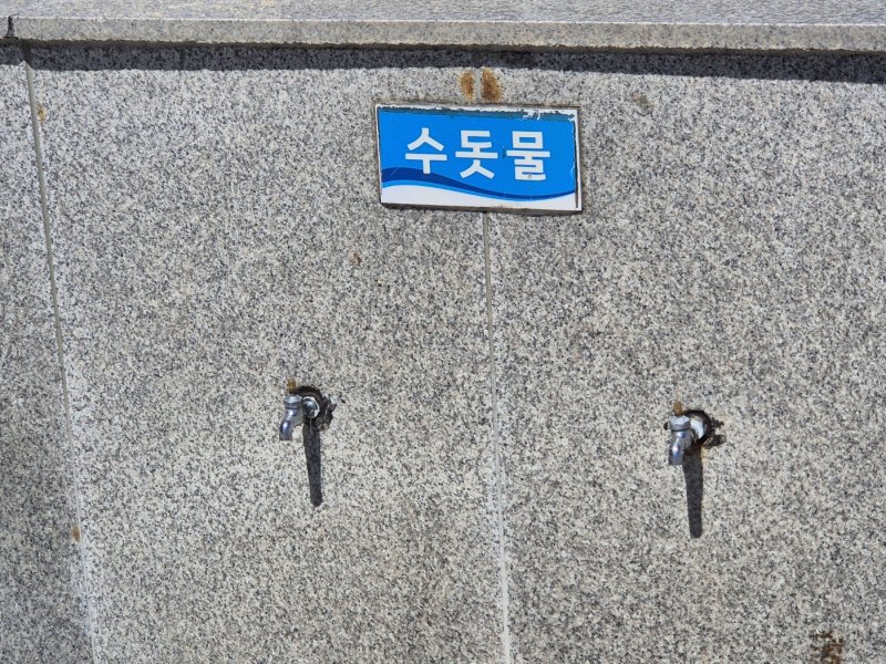 토요일인 16일 막바지 피서철을 맞은 강원 강릉 경포해수욕장 중앙광장 세족장의 모습. 2025.8.16/뉴스1 윤왕근 기자