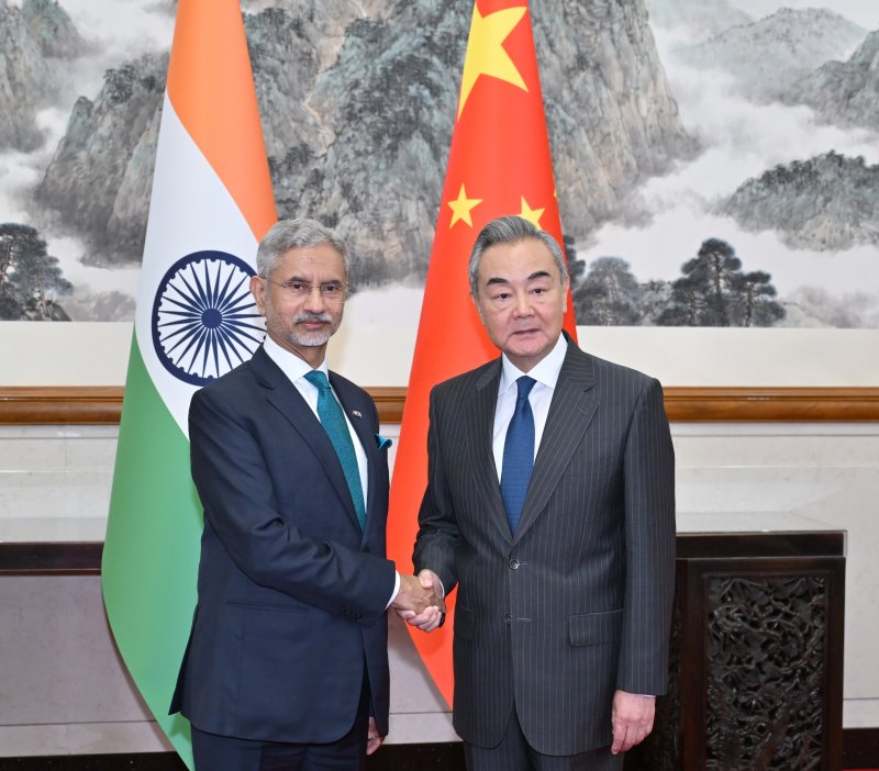 [베이징=신화/뉴시스] 왕이 중국 공산당 중앙정치국 위원 겸 외교부장(오른쪽)이 지난달 14일 베이징에서 수브라마냠 자이샨카르 인도 외무장관과 회담에 앞서 악수하고 있다. 2025.08.16.