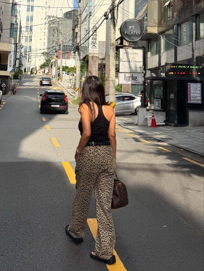 '62세' 황신혜, 과감한 등 노출…'강렬' 호피무늬 바지까지 [N샷]