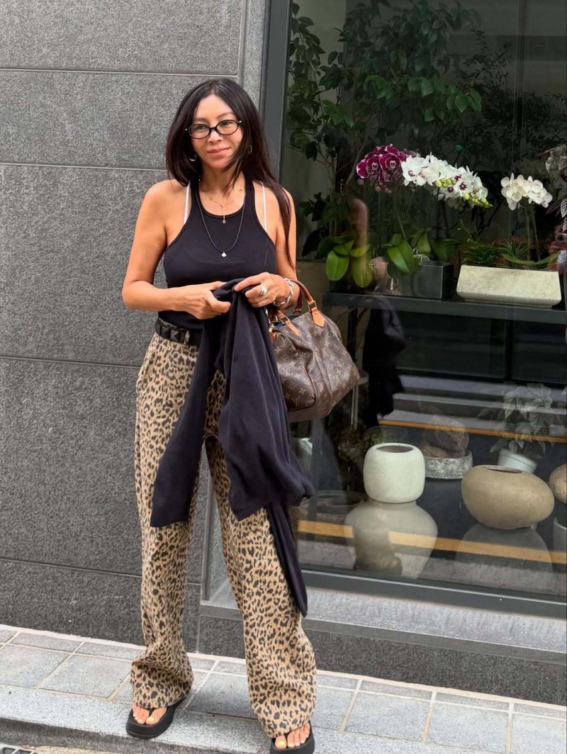 '62세' 황신혜, 과감한 등 노출…'강렬' 호피무늬 바지까지 [N샷]