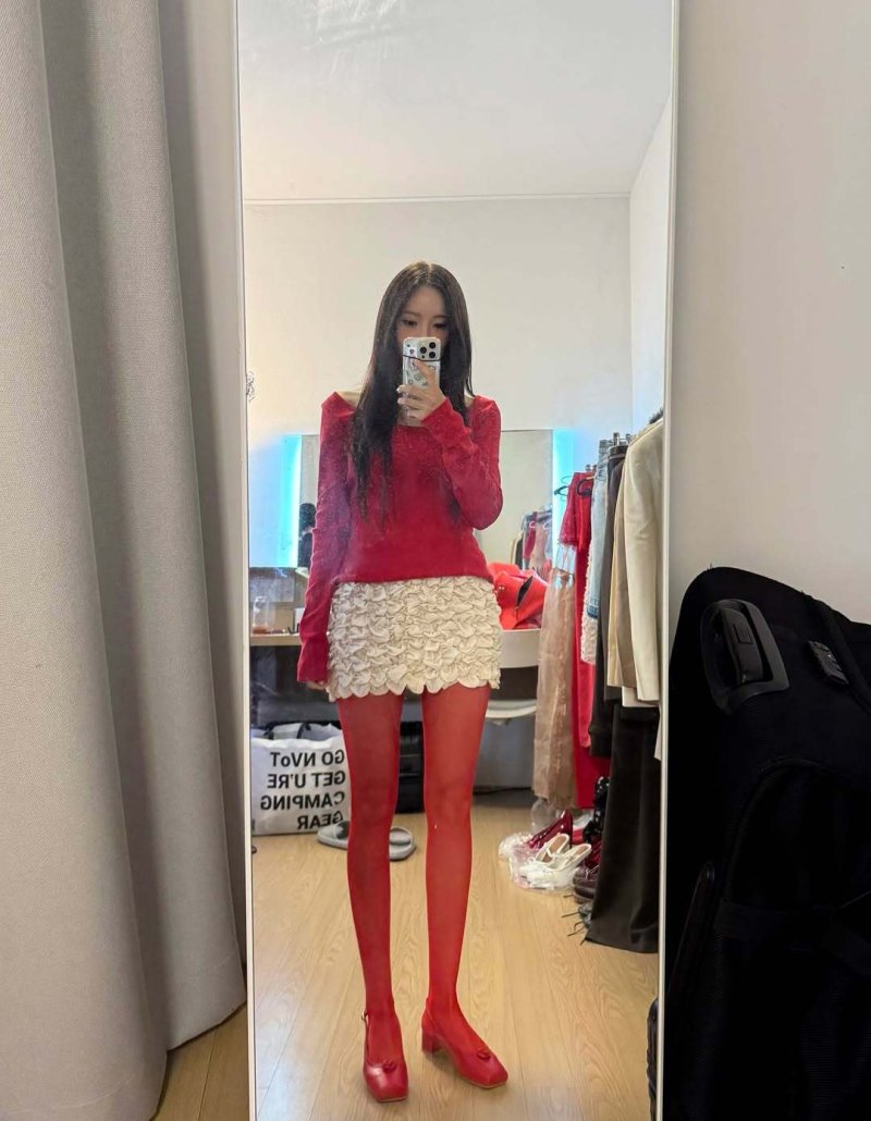 효민, 강렬한 레드스타킹 패션…쭉 뻗은 각선미 [N샷]
