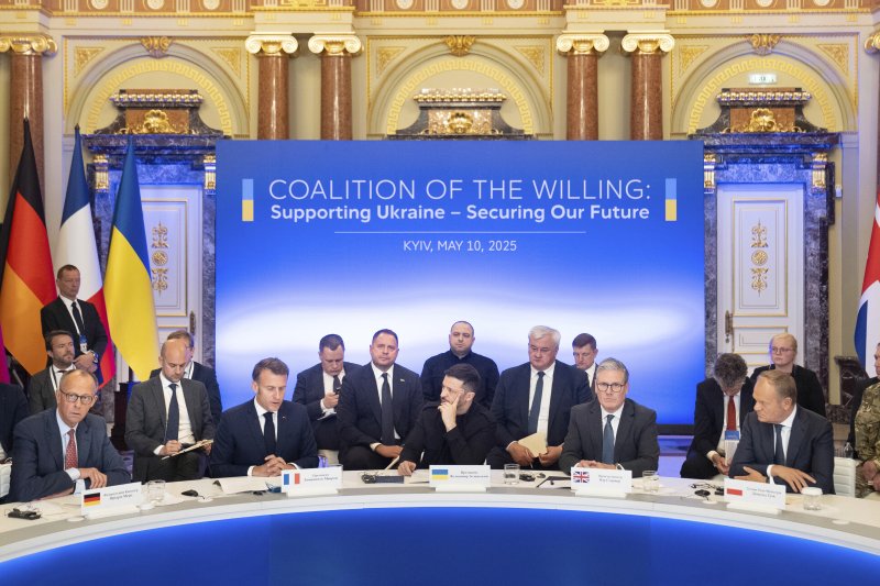 [키이우=AP/뉴시스] 지난 5월10일(현지 시간) 우크라이나 키이우 대통령궁에서 왼쪽부터 프리드리히 메르츠 독일 총리, 에마뉘엘 마크롱 프랑스 대통령, 볼로디미르 젤렌스키 우크라이나 대통령, 키어 스타머 영국 총리, 도날트 투스크 폴란드 총리가 '의지의 연합' 회담을 하고 있다. (사진=뉴시스DB)