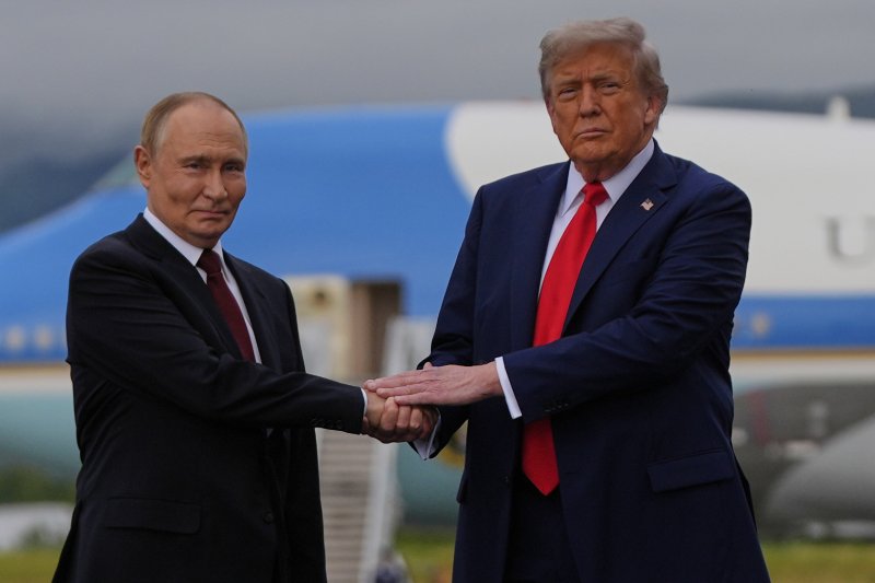 [앵커리지=AP/뉴시스] 도널드 트럼프(오른쪽) 미국 대통령과 블라디미르 푸틴 러시아 대통령이 15일(현지 시간) 미 알래스카주 앵커리지의 앨먼도프-리처드슨 합동군사기지에서 만나 악수하고 있다. 2025.08.16.