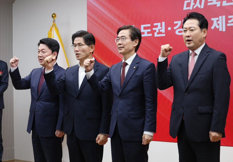 [서울=뉴시스] 국회사진기자단 = 국민의힘 장동혁(오른쪽부터), 조경태, 김문수, 안철수 당대표 온라인 바카라사이트들이 14일 오후 서울 여의도 국민의힘 중앙당사에서 열린 제6차 전당대회 수도권·강원·제주 합동연설회에서 기념촬영을 하고 있다. 2025.08.14. photo@newsis.com