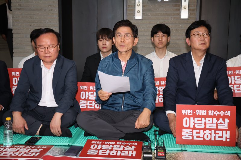 [서울=뉴시스] 김명년 기자 = 김문수 국민의힘 당대표 온라인 바카라사이트가 14일 오전 서울 여의도 중앙당사에서 김건희특검의 당사 압수수색 규탄 무기한 농성 돌입 기자회견을 하고 있다. 2025.08.14. kmn@newsis.com