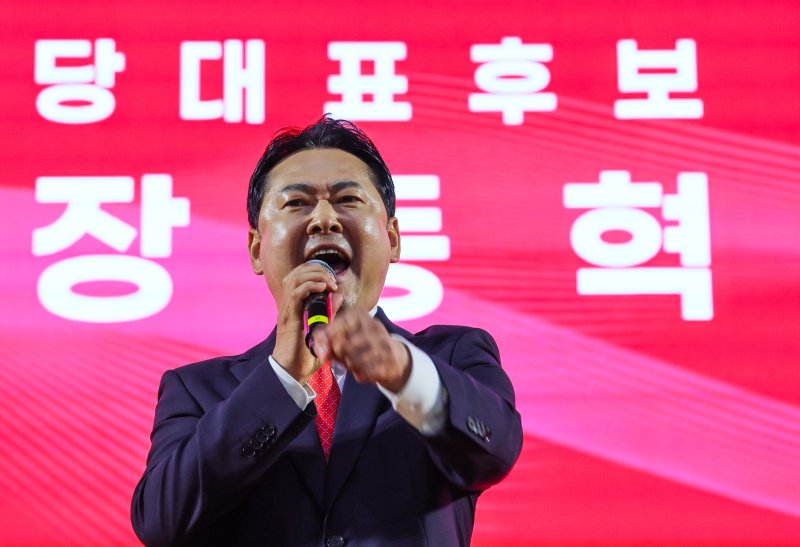 [대전=뉴시스] 김명년 기자 = 장동혁 국민의힘 당대표 온라인 바카라사이트가 13일 오후 대전광역시 서구 배재대학교에서 열린 제6차 전당대회 충남권-호남권 합동연설회에서 지지를 호소하고 있다. 2025.08.13. kmn@newsis.com