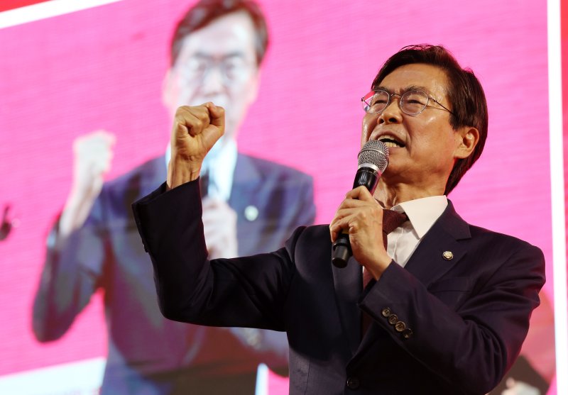 [대전=뉴시스] 김명년 기자 = 조경태 국민의힘 당대표 온라인 바카라사이트가 13일 오후 대전광역시 서구 배재대학교에서 열린 제6차 전당대회 충남권-호남권 합동연설회에서 지지를 호소하고 있다. 2025.08.13. kmn@newsis.com