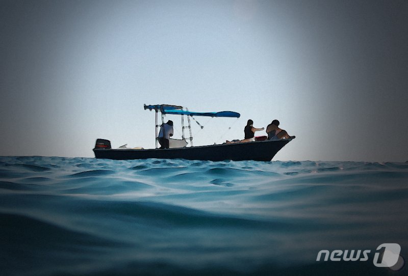 남자는 왜 정신 잃은 동료를 망망대해로 내던졌나