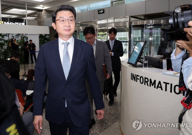 첫 출근하는 이억원 금융위원장 후보자 (출처=연합뉴스)