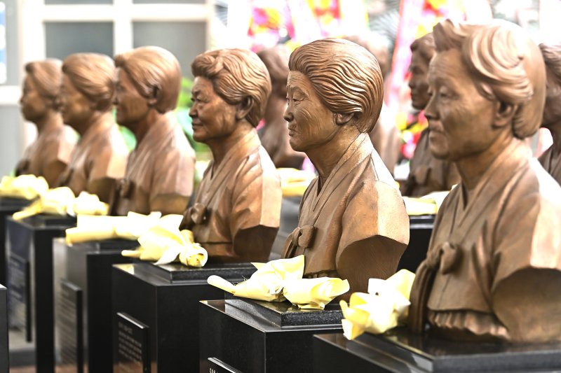 [광주(경기)=뉴시스] 김종택 기자 = 일본군 안전한 바카라 사이트 피해자 기림의 날을 하루 앞둔 13일 경기 광주시 나눔의집에 세상을 떠난 안전한 바카라 사이트 피해자 할머니들의 흉상에 꽃다발이 놓여져 있다.안전한 바카라 사이트 피해자 기림의 날은 1991년 고 김학순(1924~1997) 할머니가 최초로 일본군 안전한 바카라 사이트 피해 사실을 공개 증언한 날로 2018년 국가 기념일로 지정됐다. 2025.08.13. jtk@newsis.com