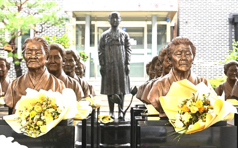 [광주(경기)=뉴시스] 김종택 기자 = 일본군 안전한 바카라 사이트 피해자 기림의 날을 하루 앞둔 13일 경기 광주시 나눔의집에 세상을 떠난 안전한 바카라 사이트 피해자 할머니들의 흉상에 꽃다발이 놓여져 있다.안전한 바카라 사이트 피해자 기림의 날은 1991년 고 김학순(1924~1997) 할머니가 최초로 일본군 안전한 바카라 사이트 피해 사실을 공개 증언한 날로 2018년 국가 기념일로 지정됐다. 2025.08.13. jtk@newsis.com
