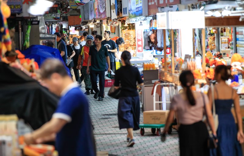 [제주=뉴시스] 우장호 기자 = 지난달 21일 오전 제주시 일도1동 제주동문시장에 소비자들의 발걸음이 이어지고 있다. 2025.07.21. woo1223@newsis.com