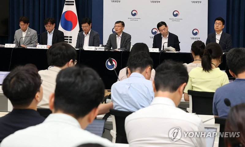 2025년 세제 개편안 상세 브리핑하는 기재부 (출처=연합뉴스)