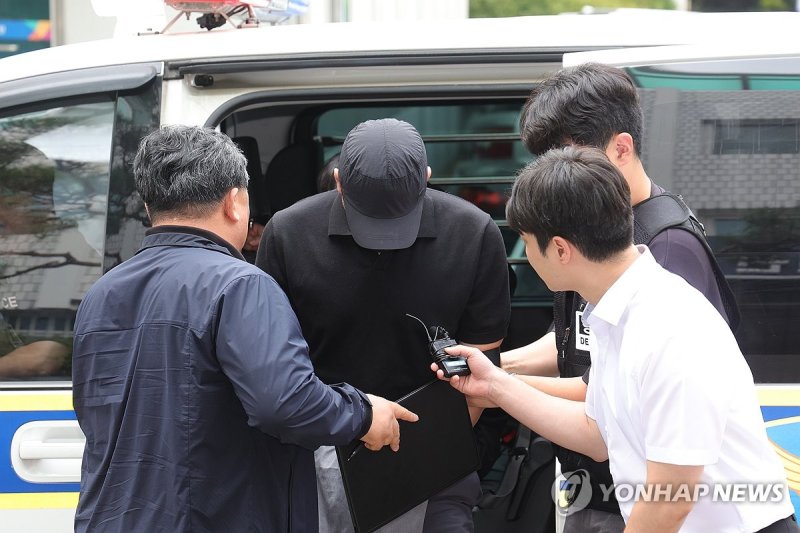 지난달 30일 오전 경기도 의정부시 가능동 의정부지방법원에서 강도상해 혐의로 구속영장이 청구된 30대 농협 직원 A씨가 구속 전 피의자 심문을 위해 법정으로 이동하고 있다./사진=연합뉴스