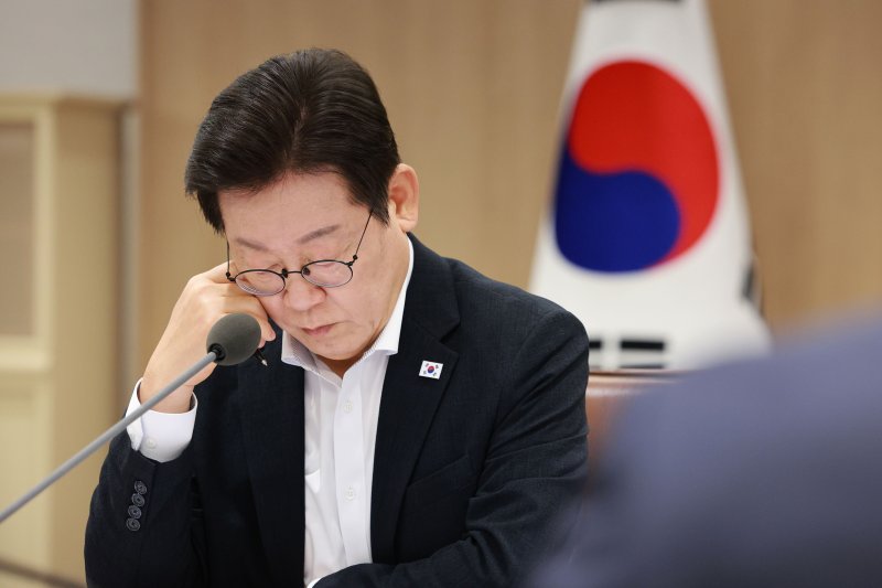 [서울=뉴시스] 고범준 기자 = 이재명 대통령이 지난 13일 서울 용산 대통령실 청사에서 열린 나라에볼루션 바카라 사이트 절약 간담회에서 자료를 살펴보고 있는 모습. 2025.08.13. bjko@newsis.com