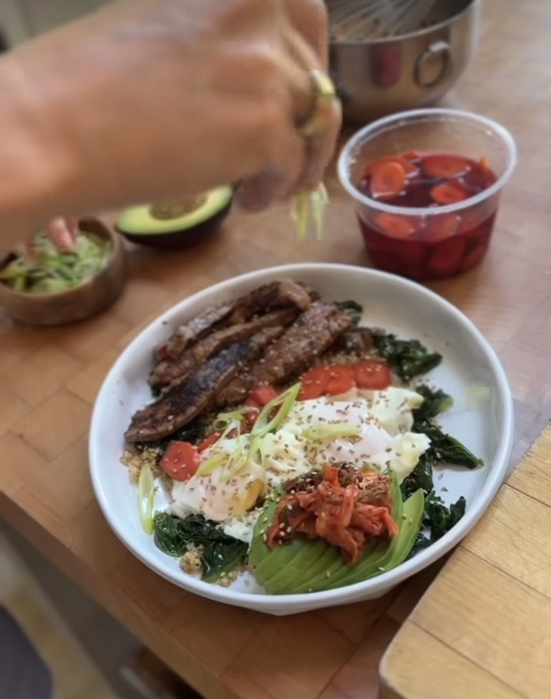 귀네스 팰트로, 고추장 사용에 손으로 김치 덥석…"내가 만든 한식"