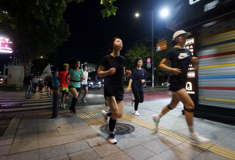 [서울=뉴시스] 고승민 기자 = 지난 2023년 9월7일 서울 종로구 다시세운광장에서 열린 7979 동네방네 러닝크루 행사에서 참가자들이 달리기를 하고 있다. 7979 러닝크루는 서울시의 생활체육 프로그램으로 올해 4월 시작한 이후 현재까지 약 2000명이 참여했다. 매주 목요일 오후 7시 광화문광장과 반포한강공원, 여의도공원에서 누구나 참가 가능하다. 서울시는 또 이날과 오는 14일 종로·강서·도봉구로 찾아가 지역 주민과 함께하는 '7979 동네방네 러닝크루'를 시범 운영한다. 2023.09.07. kkssmm99@newsis.c