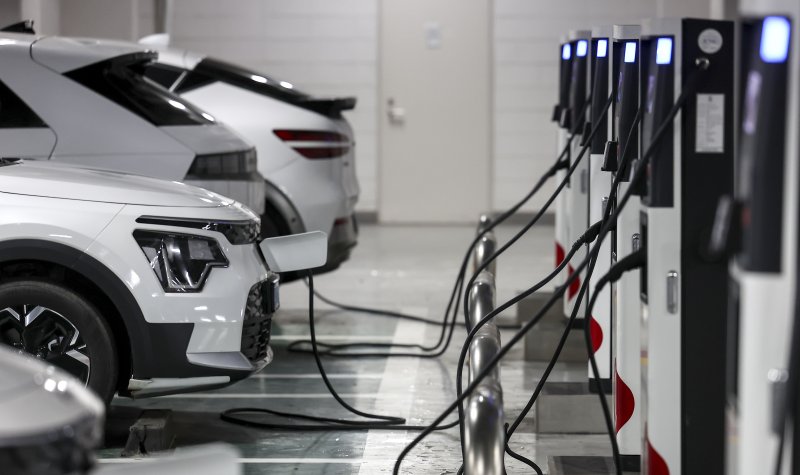 [서울=뉴시스] 정병혁 기자 = 서울시내 주차장 내 전기차충전소에서 전기차량이 충전되고 있다. 2024.04.02. jhope@newsis.com