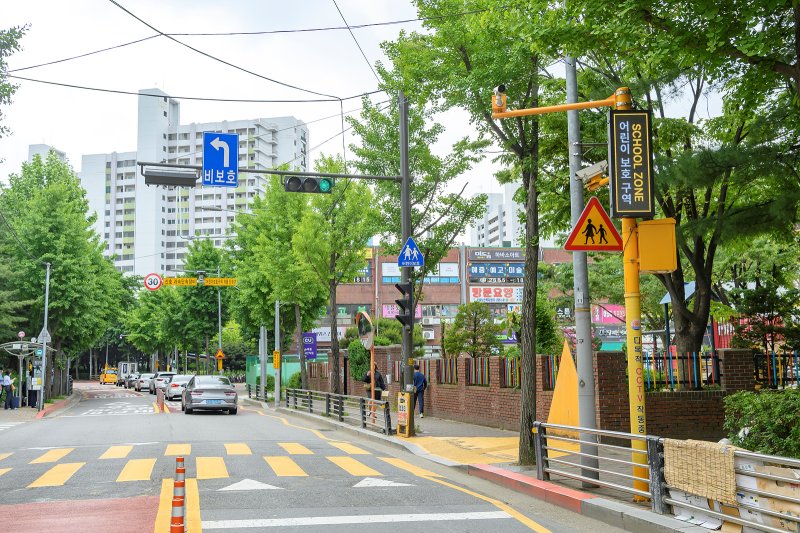 [서울=뉴시스] 바카라사이트 승리바카라 소울카지노보호구역 횡단보도 앞 '옐로카펫' 조성된 모습.