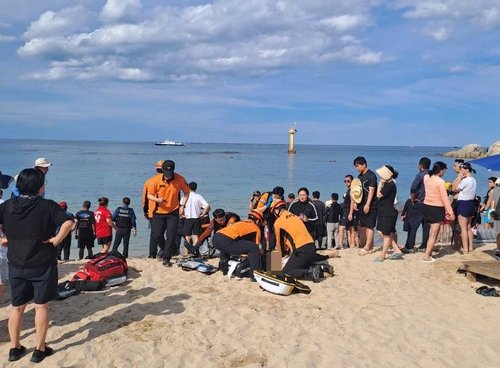 스킨스쿠버 심폐소생술 하는 119 구조대 (출처=연합뉴스)