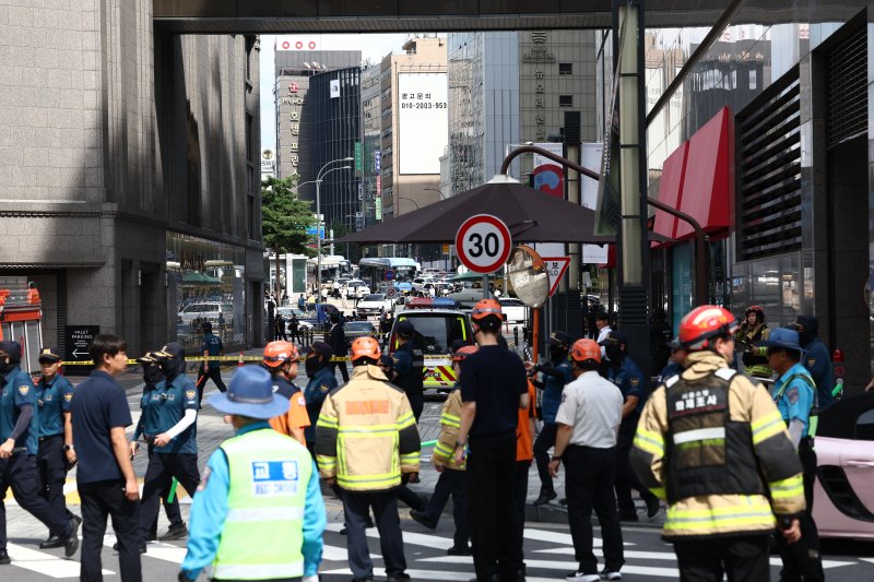 지난 5일 오후 서울 신세계백화점 본점에서 한 인터넷 커뮤니티에 해당 백화점 내부에 폭발물을 설치했다는 바카라 카드카운팅글이 올라와 경찰 및 소방 관계자들이 현장을 통제하고 있다. 2025.8.5/바카라 카드카운팅1 ⓒ News1 김민지 기자