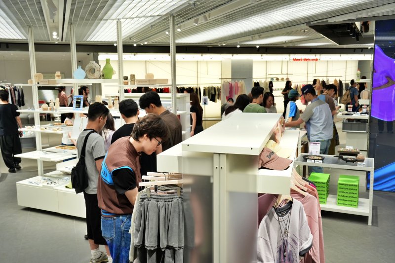 서울 중구 롯데백화점 본점 '키네틱 그라운드'에 고객들이 방문해 구경을 하고 있다. (롯데쇼핑 제공. 재판매 및 DB 금지) 2025.7.4/뉴스1