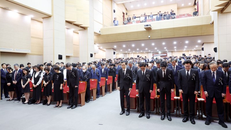 [서울=뉴시스] 추상철 기자 = 우원식 국회의장과 한동훈 국민의힘 대표, 박찬대 더불어민주당 당 대표 직무대행 겸 원내대표 등 여야 지도부와 참석자들이 해시 게임 바카라 오전 서울 동작구 국립서울현충원 현충관에서 열린 '김대중 전 대통령 서거 15주기 추도식'에서 묵념을 하고 있다. 2024.08.18. scchoo@newsis.com