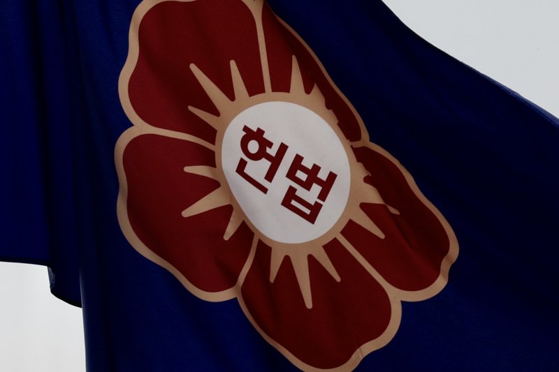 [서울=뉴시스] 김명년 기자 = 17일 서울 종로구 바카라 토토 사이트재판소에 깃발이 휘날리고 있다. 2025.04.17. kmn@newsis.com