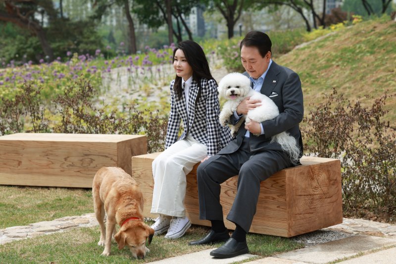 [서울=뉴시스] 윤석열 대통령과 부인 김건희 여사가 4일 서울 용산 바카라사이트 카지노사이트실 앞 미군기지 반환부지에 조성된 용산어린이정원 내 전망언덕에서 기념식수를 마친 뒤 바카라사이트 카지노사이트견 써니, 새롬이와 휴식을 취하고 있다. (사진=바카라사이트 카지노사이트실 제공) 2023.05.04. photo@newsis.com *재판매 및 DB 금지