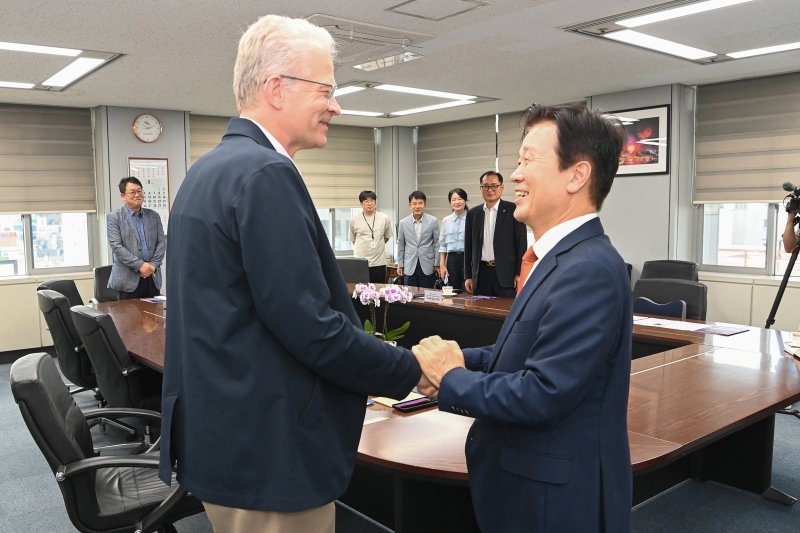 [진주=뉴시스]조규일 진주시장, 주한 메이저 바카라사이트 홈런 대사 만나 기업협력 요청.(사진=진주시 제공).2025.08.17.photo@newsis.com *재판매 및 DB 금지