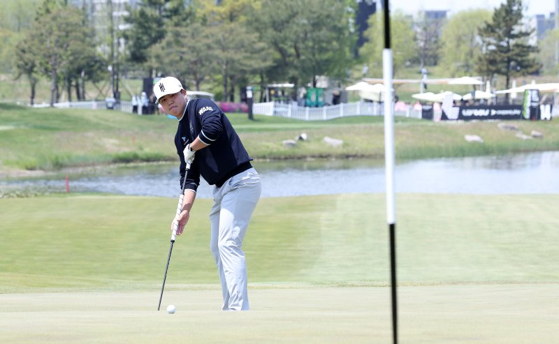 퍼팅을 하고 있는 장유빈.뉴스1