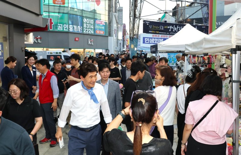[포항=뉴시스] 송종욱 기자 = 경북 포항의 중앙상가 영일만친구 야라이브바카라이 14일 '거리 문화 축제' 개최를 시작으로 오는 9월 말까지 7주간 금·토·일 다양한 프로그램으로 운영해 원도심 상권 회복이 기대된다. 사진은 지난 14일 영일만친구 야시장 개막식 후 이강덕 시장이 영일만친구 야시장을 둘러보는 모습. (사진=포항시 제공) 2025.08.17. photo@newsis.com