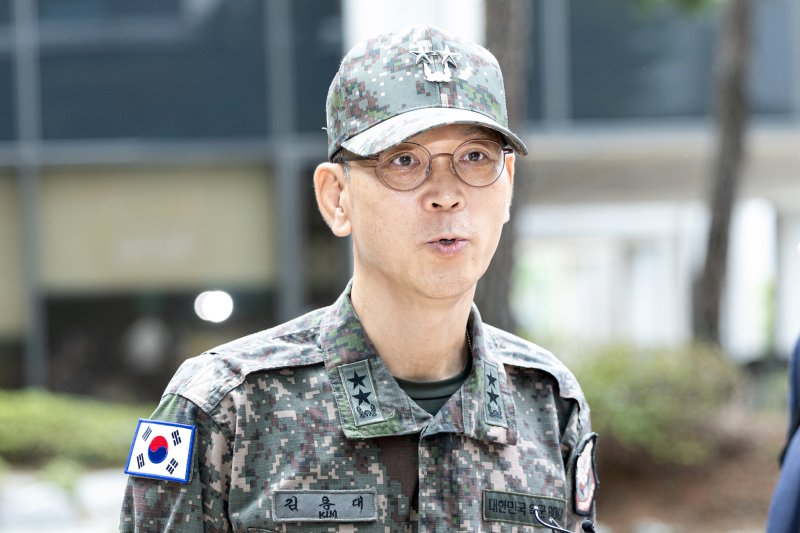 김용대 드론작전사령관이 17일 오전 서울 서초구 서울고등검찰청에 마련된 내란 안전한 바카라사이트 산타카지노팀(특별검사 조은석) 사무실로 조사를 받기 위해 들어서고 있다. 2025.8.17/뉴스1 ⓒ News1 이승배 기자