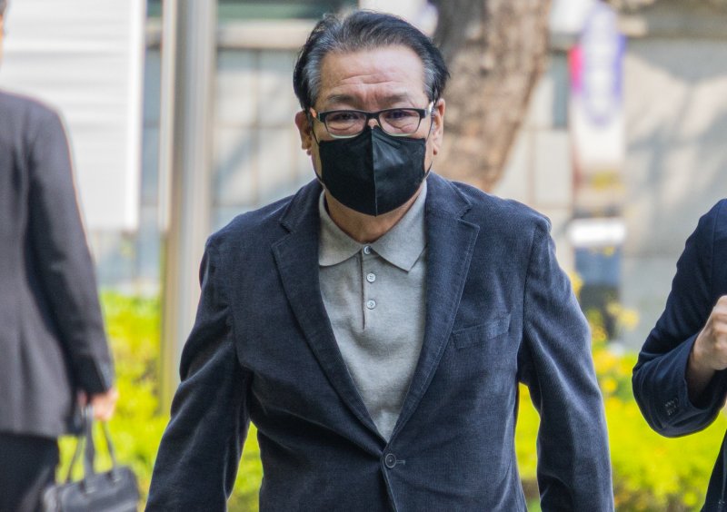 억대 불법 정치자금 수수 혐의로 불구속 기소된 무속인 '건진법사' 전성배씨가 12일 서울 양천구 서울남부지방법원에서 열린 두 번째 공판에 출석하고 있다. (공동취재) 2025.5.12/뉴스1 ⓒ News1 김도우 기자