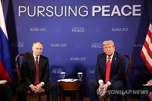 정상회담 직전의 트럼프와 푸틴 (출처=연합뉴스)