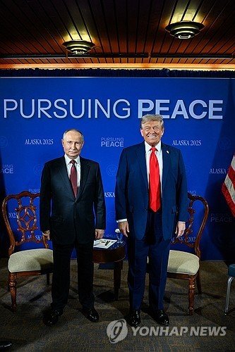 미러정상회담장에 나란히 선 트럼프(우)와 푸틴 (출처=연합뉴스)